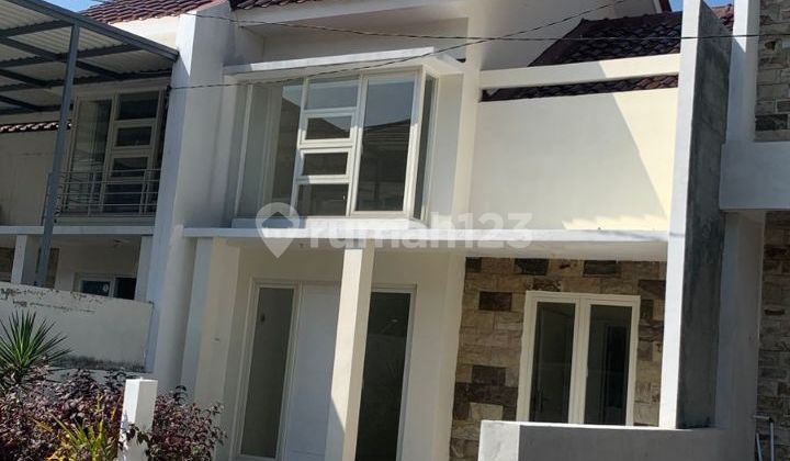 Rumah Gress Baru Ready Unit Greenlake Surabaya Dekat Oer Merr, Rs Mitra Keluarga Rumah Gress Baru Ready Unit Greenlake Surabaya Dekat Oer Merr, Rs Mitra Keluarga