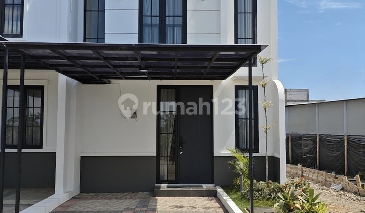 2-Story American Style House Flood-Free East Coast Avenue Surabaya 2-Story American Style House Flood-Free East Coast Avenue Surabaya