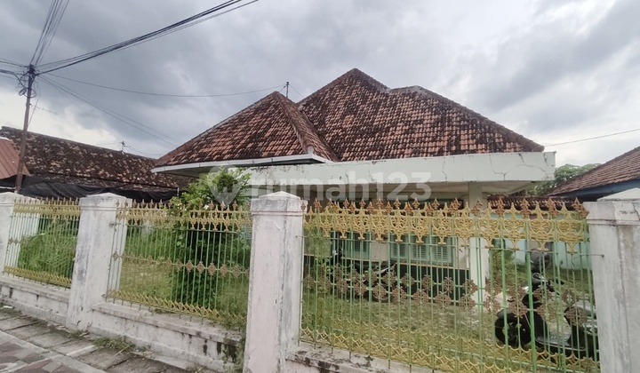 Rumah Posisi Hook Luas 791M di Jl. Anjasmoro Madiun Kota Dekat Alun Alun Cocok untuk Investasi / Usaha