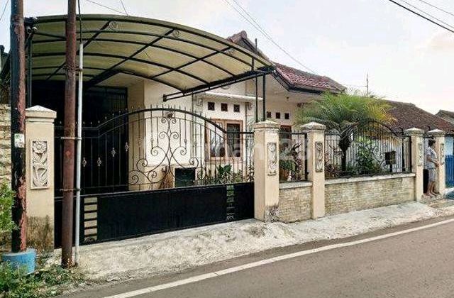 Strategic House in Malang City with a Scenic Environment 1