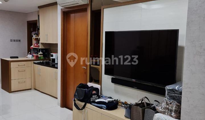 Sewa Condominium Greenbay Pluit 2 Kamar Full Furnished View ke Kota Uk. 74 m2 2