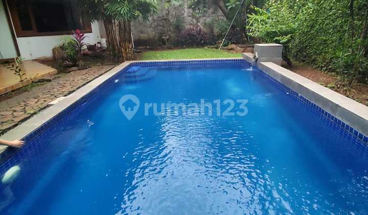 Rumah di Pondok Indah, Jakarta Selatan Kolam Renang & Taman