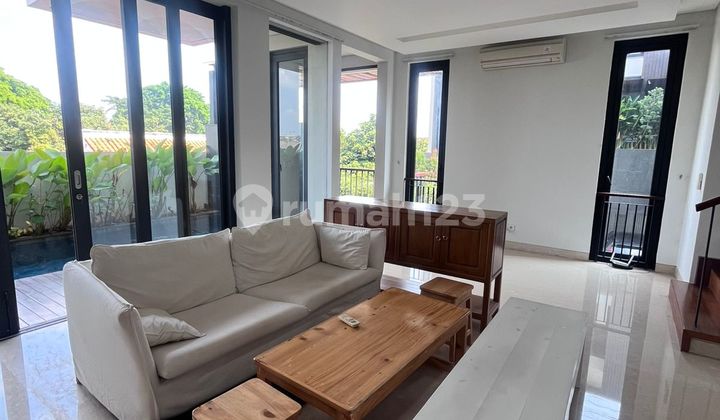 Rumah 2 Lantai di Cilandak, Jakarta Selatan Ada Kolam Renang