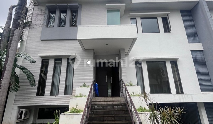 Rumah di Dalam Compound Cilandak Jakarta Selatan Ada Kolam Renang