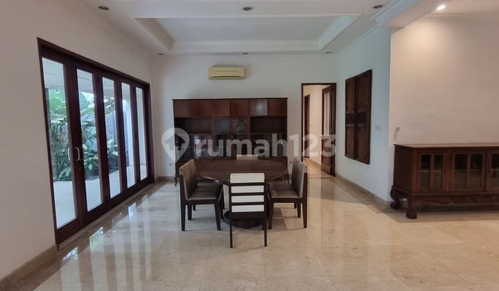 Rumah di Ampera, Kemang, Jakarta Selatan Kolam Renang & Halaman Luas 2
