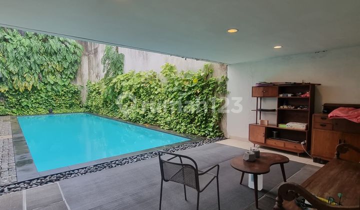 Rumah Kebayoran Baru, Jakarta Selatan Ada Kolam Renang