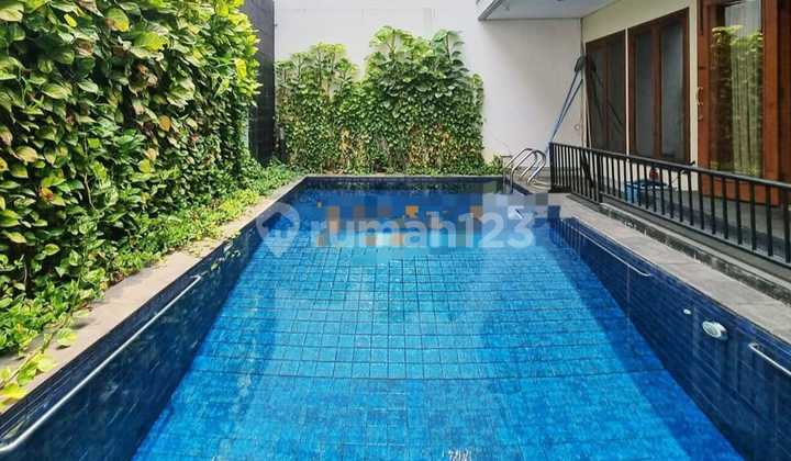 Rumah Pondok Indah, Jakarta Selatan ada Kolam Renang