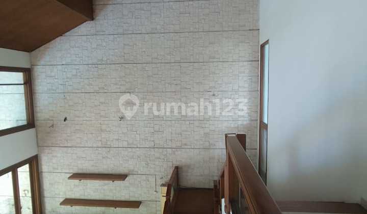 Rumah di Pondok Indah, Jakarta Selatan Kolam Renang & Taman 2