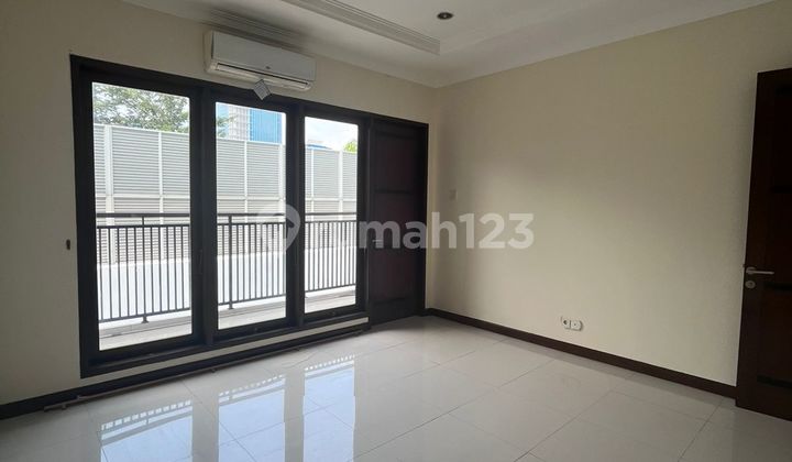 Rumah Kuningan, Jakarta Selatan ada Kolam Renang dan Taman 1