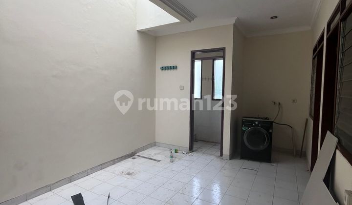 Rumah Kuningan, Jakarta Selatan ada Kolam Renang dan Taman 2