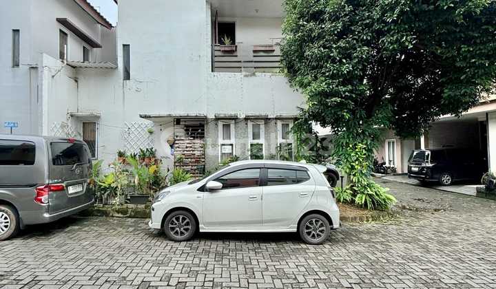 Rumah Dalam Cluster di Cirendeu, Posisi Hook, Row Jalan Besar Rumah Dalam Cluster di Cirendeu, Posisi Hook, Row Jalan Besar