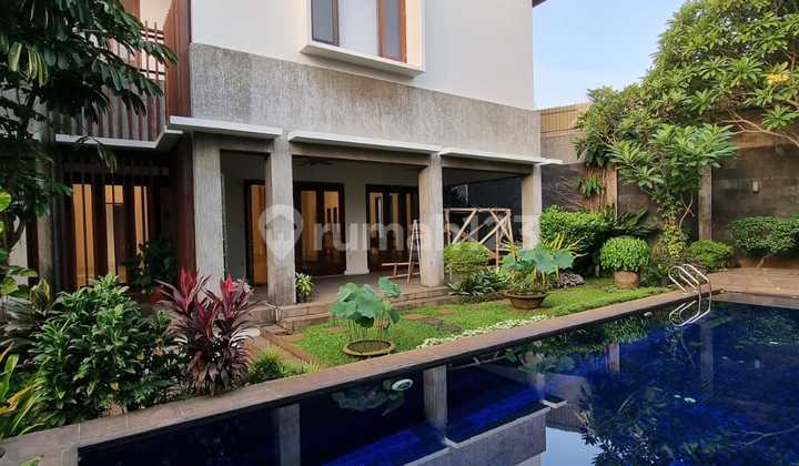 Tropical House in Pondok Indah, South Jakarta, Spacious Parking for 4 Cars Tropical House in Pondok Indah, South Jakarta, Spacious Parking for 4 Cars