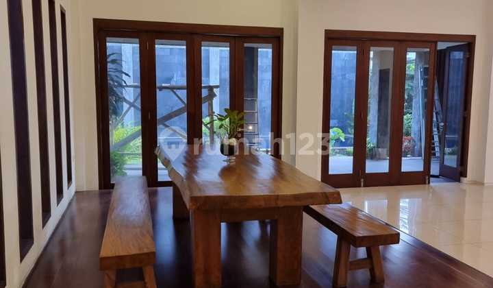 Rumah Tropical di Pondok Indah, Jakarta Selatan Parkir Luas 4 Mobil 2