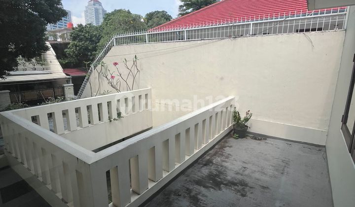 Rumah Kuningan, Jakarta Selatan ada Kolam Renang dan Taman 2