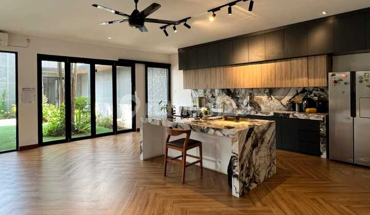 Rumah Modern Tropical di Cinere, Ada Kolam Ikan, Backyard Luas