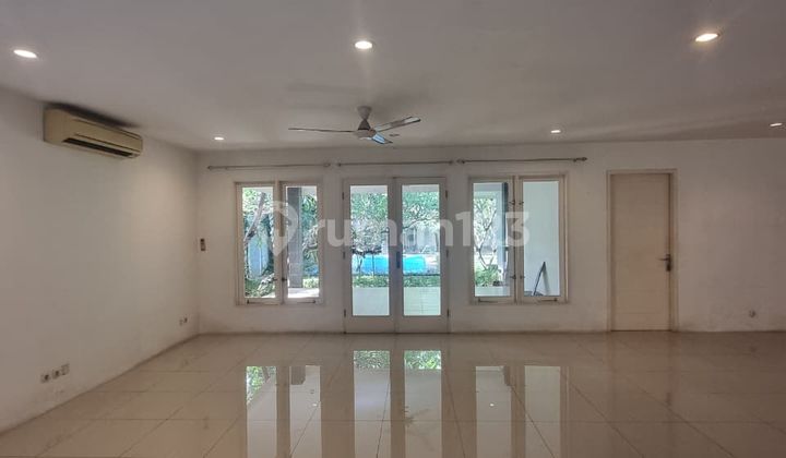 Rumah Unfurnished Kemang, Jakarta Selatan Halaman Depan & Belakang 2