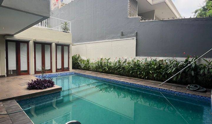 Rumah Kuningan, Jakarta Selatan ada Kolam Renang dan Taman 1