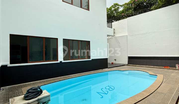 Rumah Terenovasi SHM Kemang, Jakarta Selatan Hadap Utara Rumah Terenovasi SHM Kemang, Jakarta Selatan Hadap Utara