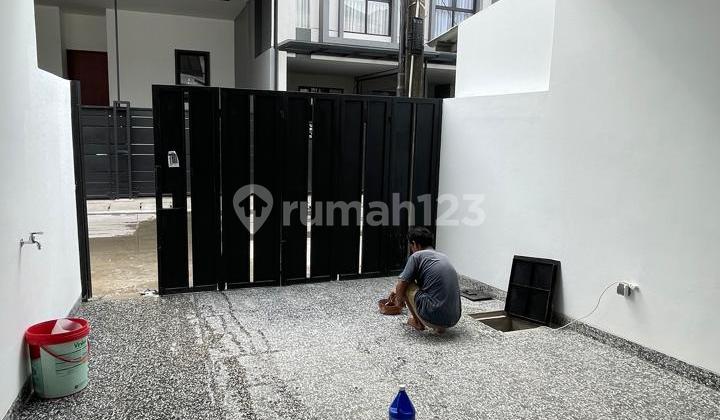 Dijual Rumah Brand New American Classic 3 Lantai di Duri Kepa 2