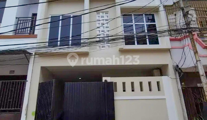 Dijual Rumah Baru 3 Lantai Row Jalan 2 Mobil di Jelambar