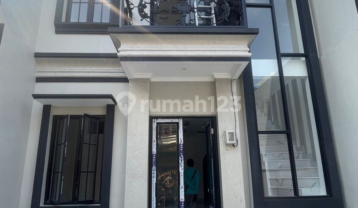Dijual Rumah Brand New Desain American Classic Di Taman Ratu 2