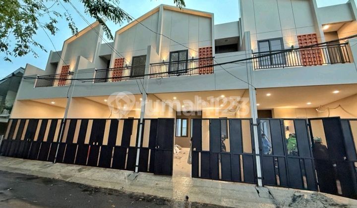 Rumah Brand New Lokasi Dekat Taman di Duri Kepa