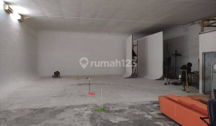 Disewakan Rumah + Gudang di Jl. Sultan Iskandar Muda 1