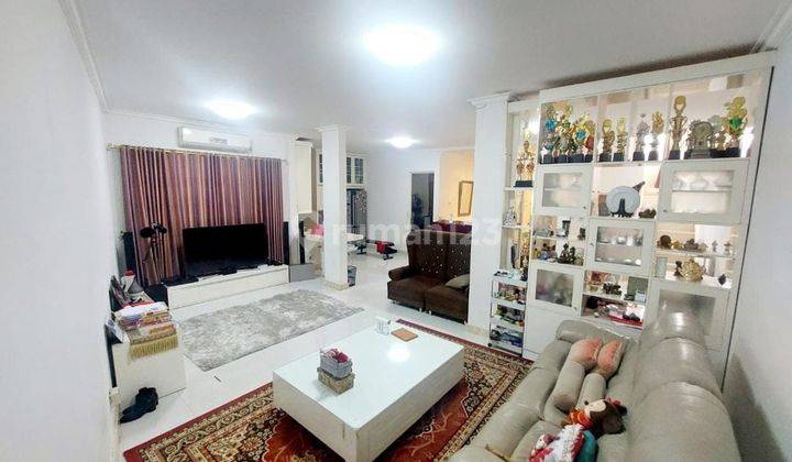 ruang keluarga rumah 2 lantai siap huni
