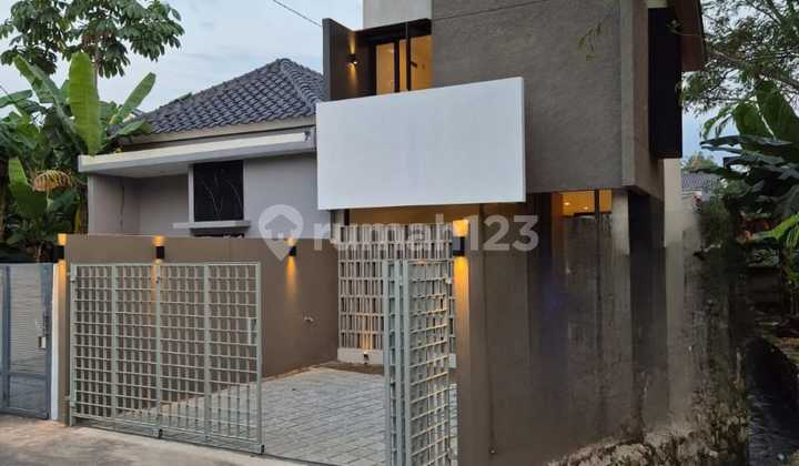 Rumah Gaya Industrial Dekat Stasiun Sudimara 1