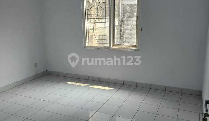 Rumah 2 Lantai Hadap Timur di Taman Royal 1, Tangerang 2
