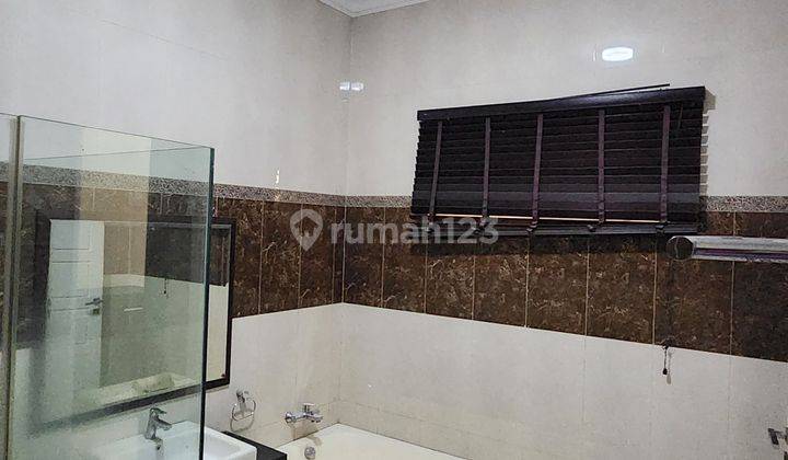 Dijual Rumah 3 Lantai Semi Furnished Siap Huni Jarang Ada di Jalan Kesehatan Jakarta Pusat 2