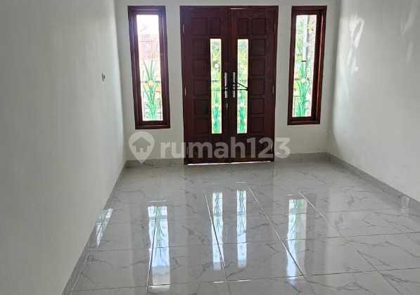 Modern Minimalist House Near Supermarket in Taman Royal Poris Plawad Cipondoh, Tangerang 2