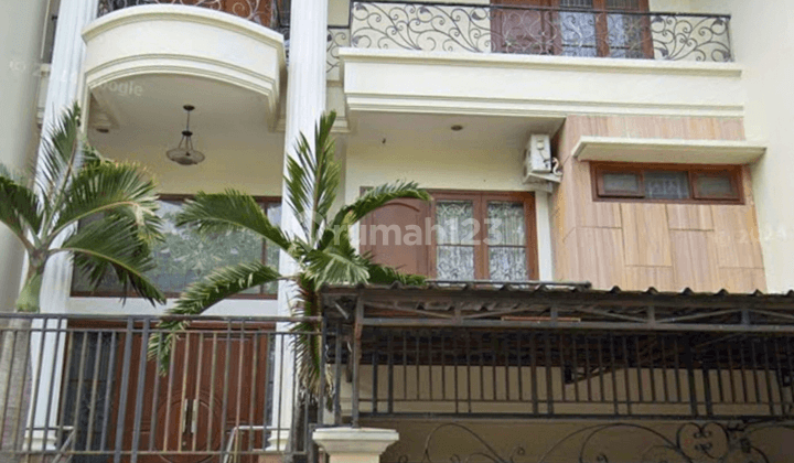 Disewakan Rumah Mewah 3 Lantai di Permata Buana Kembangan, Jakarta Barat 1