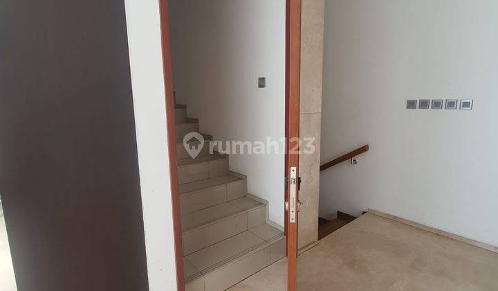 Dijual Rumah 3 Lantai Semi Furnished di Cideng, Jakarta Pusat 2