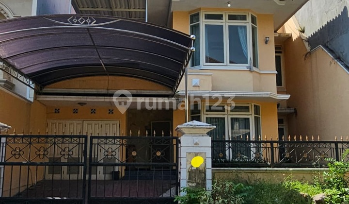 Graha Family Block D House at the Entrance Gate of Graha Famili Housing Surabaya, Famili Sel Boulevard St, Babatan, Wiyung, Surabaya City, East Java, Indonesia, 60227, Dukuh Pakis