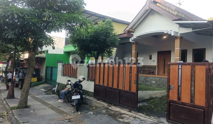 Disewakan Rumah Pinggir Jalan Utama Cocok untuk Kantor/ Usaha Disewakan Rumah Pinggir Jalan Utama Cocok untuk Kantor/ Usaha