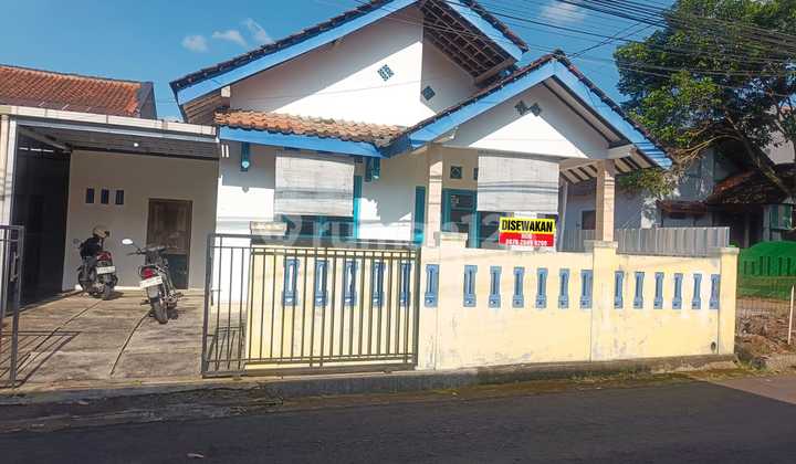 Rented Ready-to-Move-in House on Main Road, Suitable for Business Rented Ready-to-Move-in House on Main Road, Suitable for Business