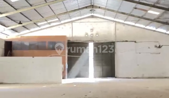 Warehouse for Rent in Salatiga, Cheap, Spacious Parking Lot