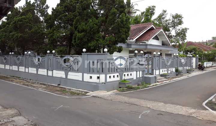 Dijual Rumah Hook dengan Sisa Halaman Luas
