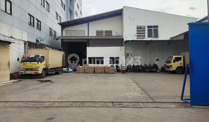 Item - Cash Only, Large Warehouse Ready to Use Near Airport