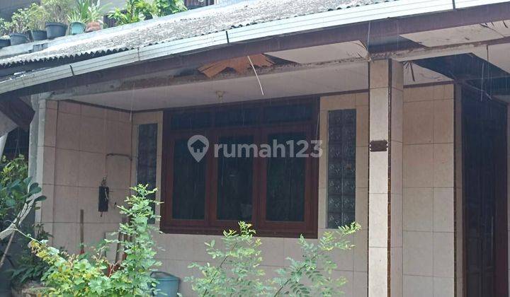 Rumah Bangunan Tua 1,5 Lantai  Di Kompleks Grawisa 2