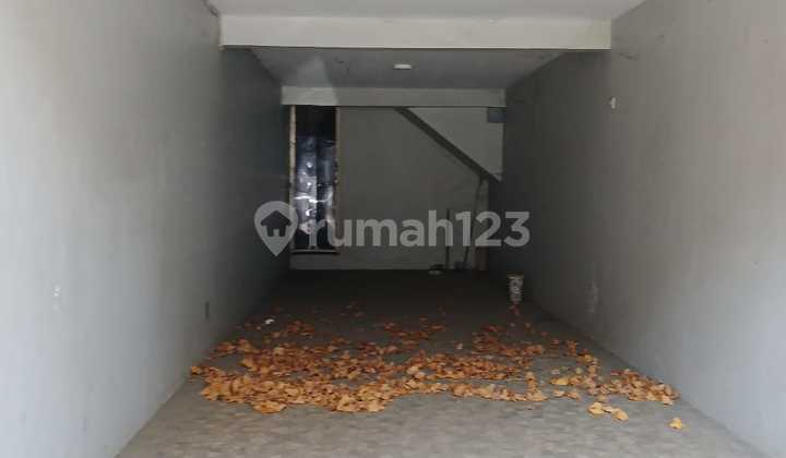 Cengkareng - Rumah Bagus 3 Lantai 141 M² 2