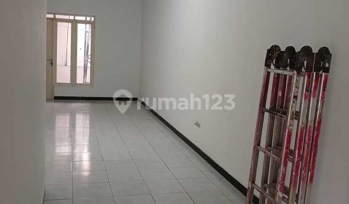 Rumah & Gudang di Taman Holis Indah 2