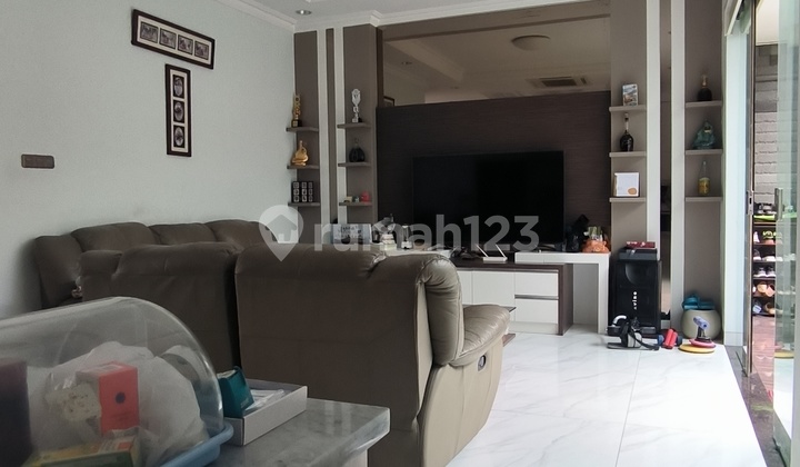 Turun Harga! Rumah Bagus Furnished Singgasana Pradana, Bandung 1