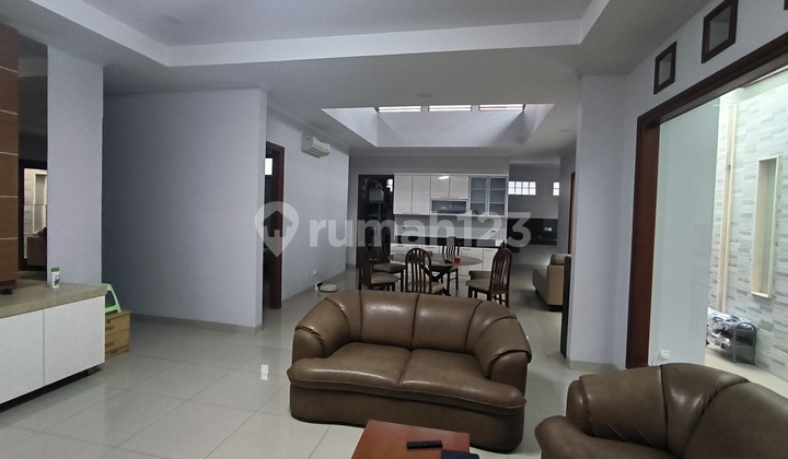 Rumah Bagus Singgasana, Bandung 1