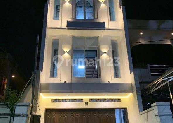 For Sale 3.5-Story House, Strategic Location, West Satellite Surabaya For Sale 3.5-Story House, Strategic Location, West Satellite Surabaya