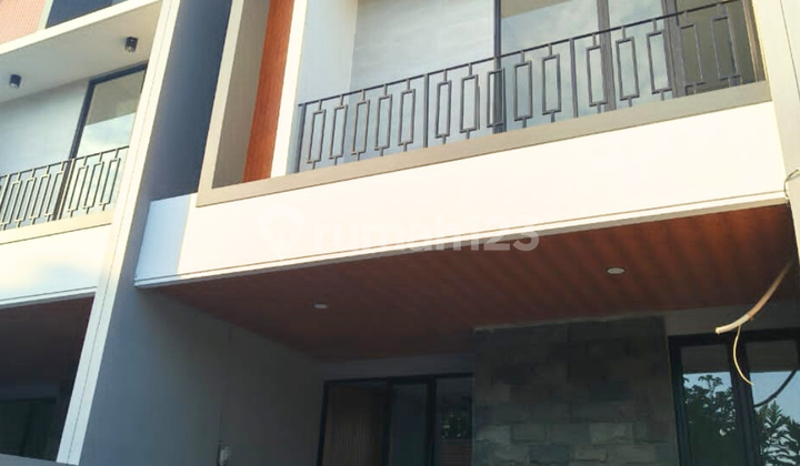 Manyar²-an EXCLUSIVE NEW GRESS HOUSE Lokasi strategis Manyar²-an EXCLUSIVE NEW GRESS HOUSE Lokasi strategis