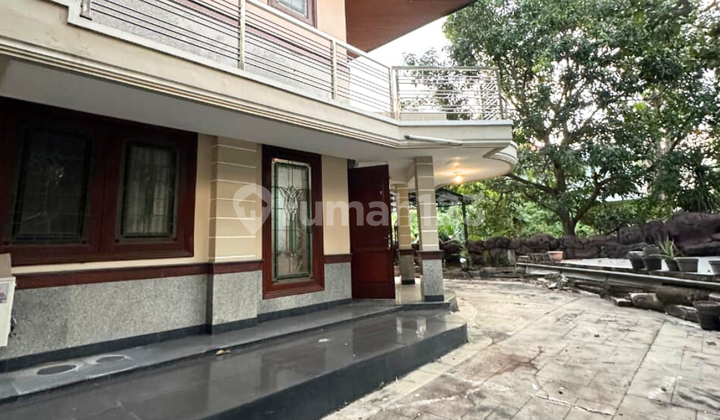 Rumah di lokasi Favorit Graha Family, Sby Barat Row Jalan Kembar 2