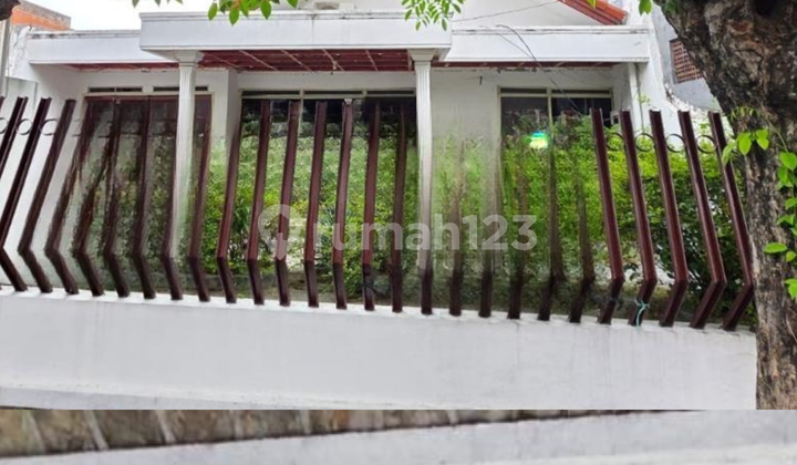 Rumah Hitung Tanah Row Jalan 2,5 mobil Halaman belakang luas