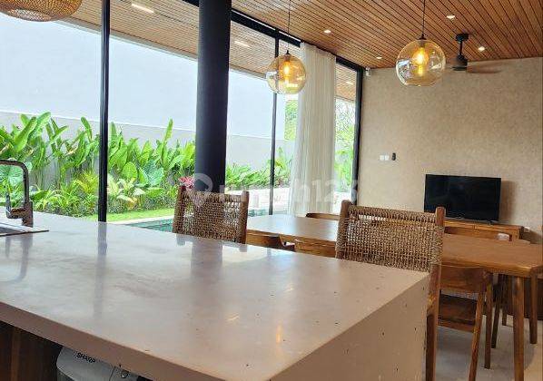 Dijual villa mewah full furnished dengan konsep modern minimalis di dekat Canggu area Buduk, Mengw 1